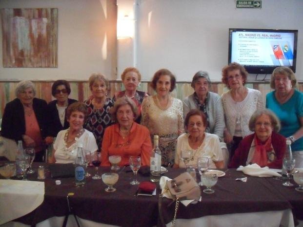 Ex maestras  en emotivo reencuentro