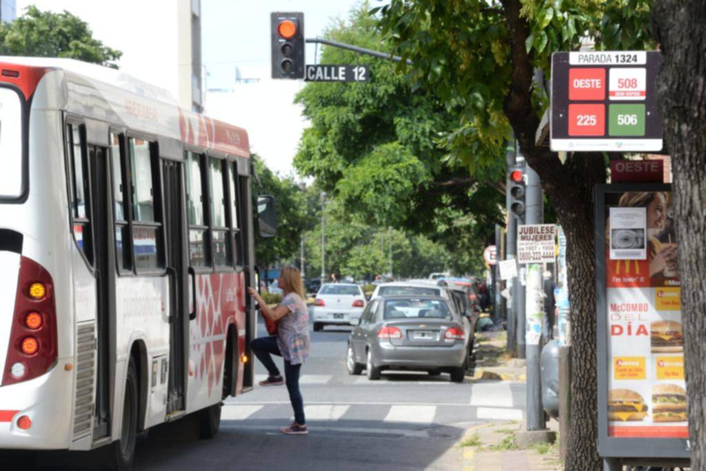 Reemplazan cartelería y evalúan recorridos para el servicio de micros
