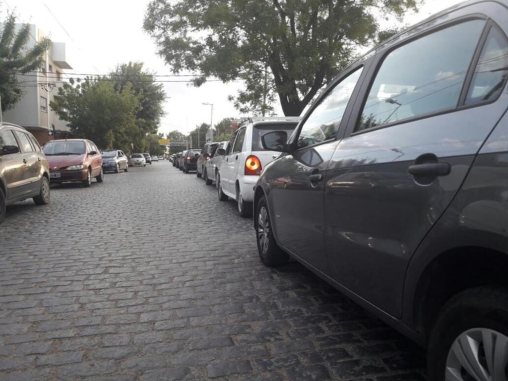 Colas de más de dos cuadras cuando pasa el tren por Tolosa