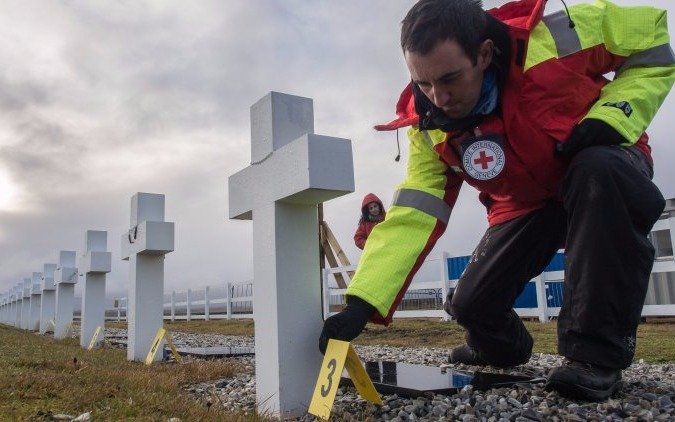 Recuperan cartas, identificaciones, documentos y llaveros de soldados en Malvinas