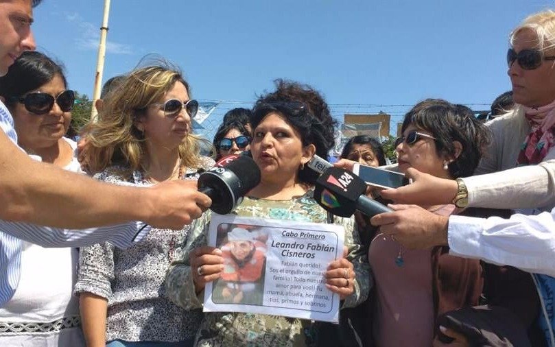 Familiares de tripulantes del ARA San Juan aseguran estar esperanzados y rechazan el duelo nacional