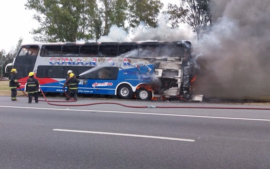 Hubo demoras en la Autopista por el incendio de un colectivo