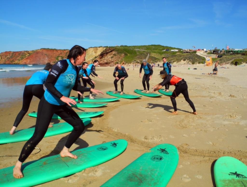 Surf para principiantes en el suroeste de Portugal, con 300 días de sol al año y las “olas perfectas para aprender”