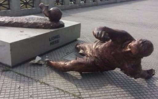 Destrozaron la estatua de Messi que estaba en la Costanera