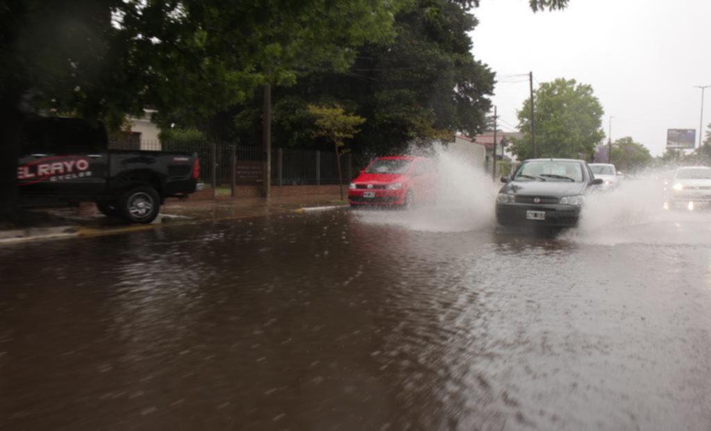 Una intensa y prolongada tormenta puso en apuros a numerosas calles de la Ciudad