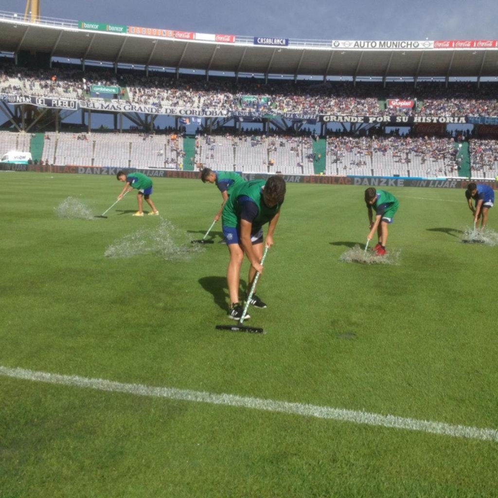 El Kempes colapsó ante tanta agua y el partido casi se suspende