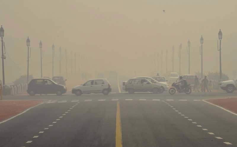 India: por la alta contaminación, los deportistas deben jugar partidos con máscaras