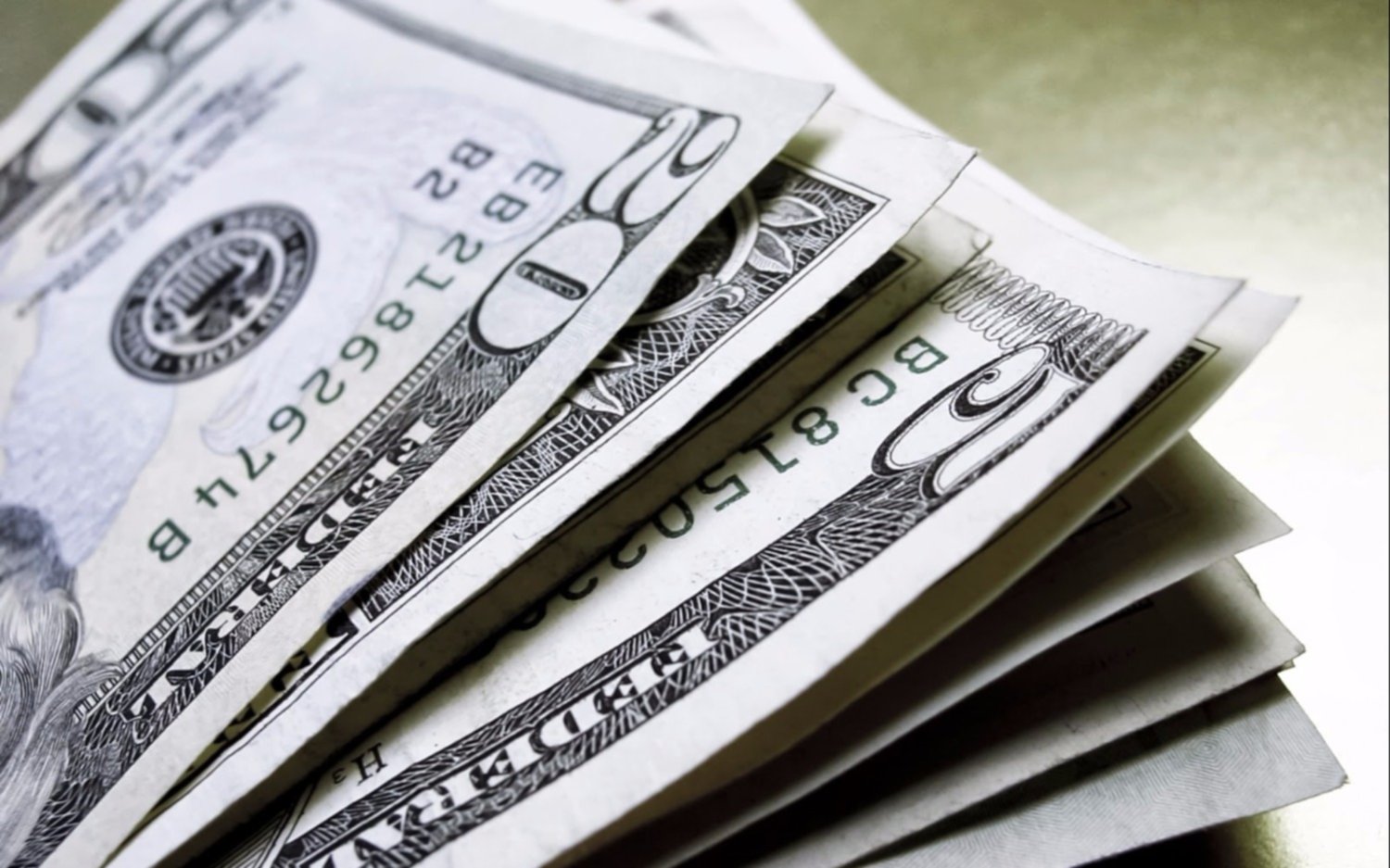 El dólar cerró a $17,60 para la venta
