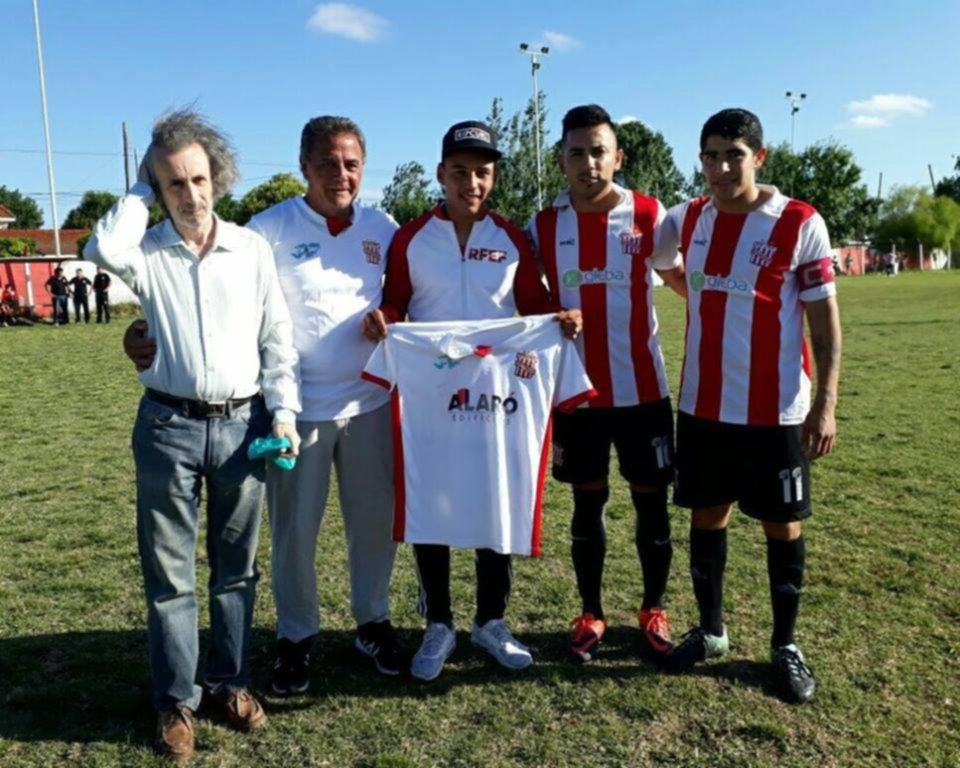 En cancha de Romerense, agasajaron al juvenil de Estudiantes, Carlo Lattanzio