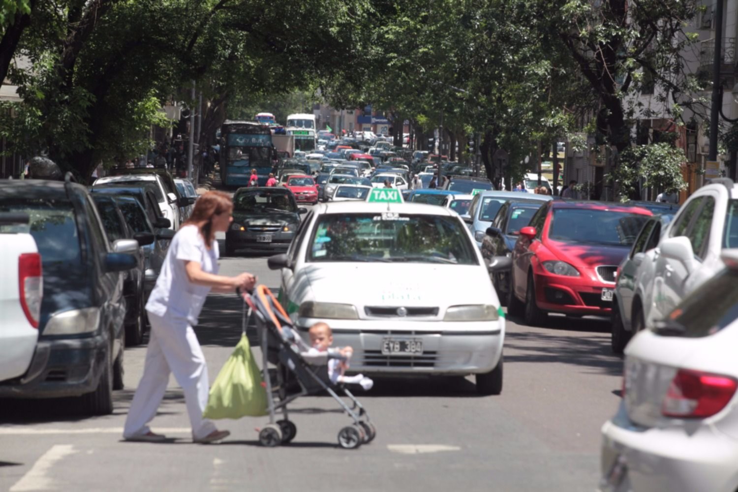 Caos vial en el Centro: vallada la Legislatura y protestas en la Gobernación, la Municipalidad y en 9 y 56