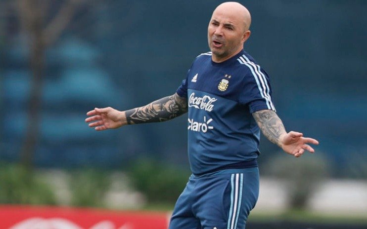 Para Sampaoli, es “antiguo discutir línea de 3 o de 4”