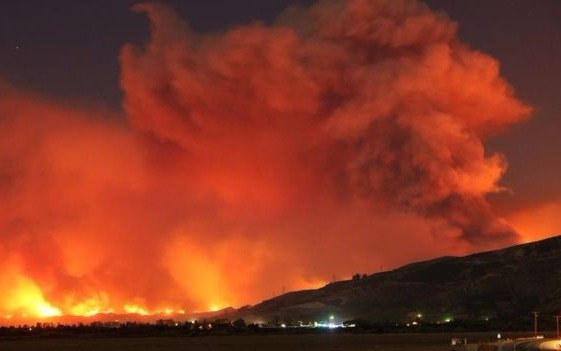 Miles de personas fueron evacuadas por un incendio en California