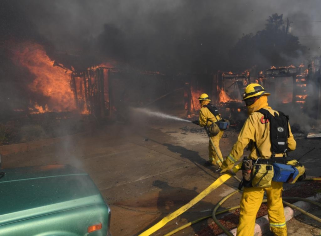 Un incendio descontrolado obliga a miles de evacuaciones en California