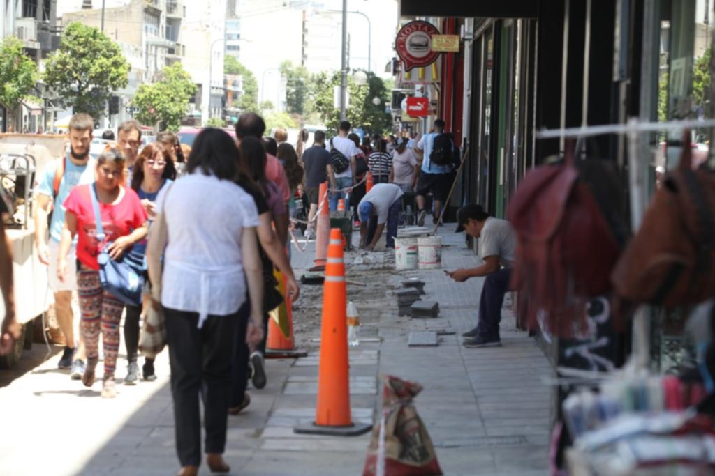 En el medio del caos empezaron a reparar las veredas de 47 entre 7 y 8
