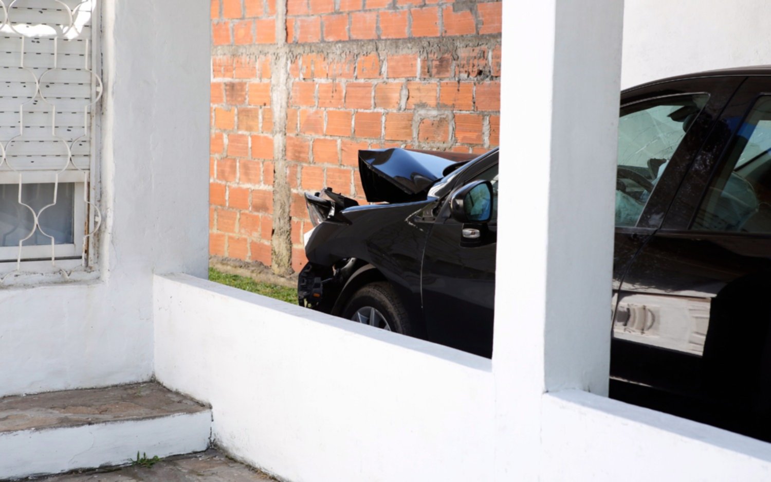 Robaron un auto en 144 y 61 y lo estrellaron a las pocas cuadras contra una casa