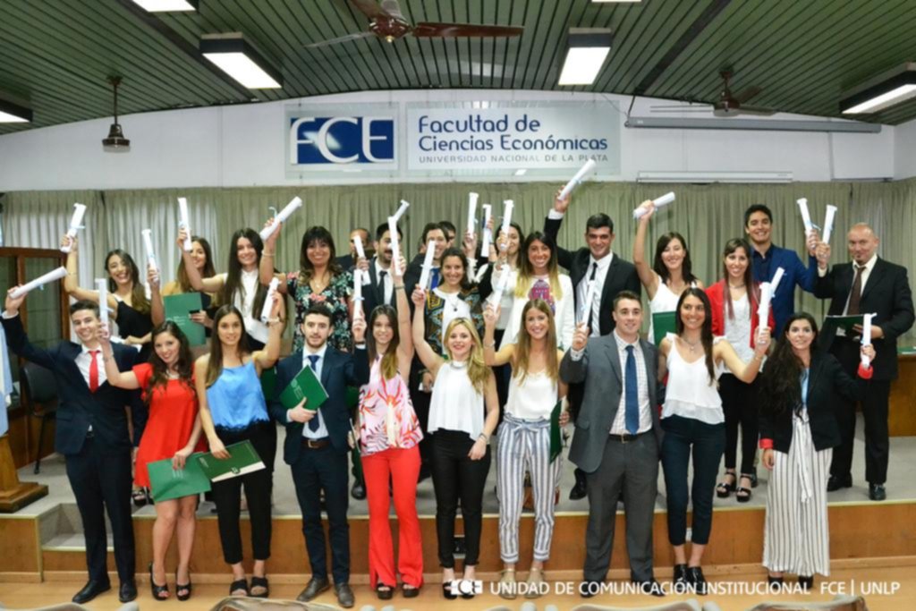 Distinciones y diplomas para los graduados en Ciencias Económicas