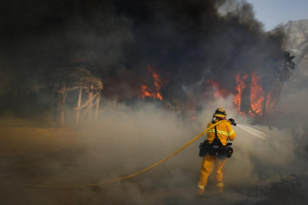 Vientos huracanados propagan los incendios forestales en California
