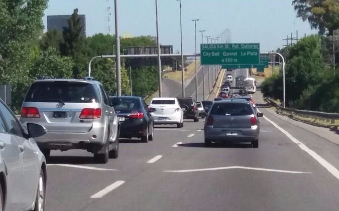Miles de autos, por Ruta 2, hacia la Costa Atlántica