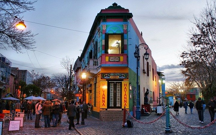 Ladrón apuñaló a un turista en La Boca y fue baleado por un policía