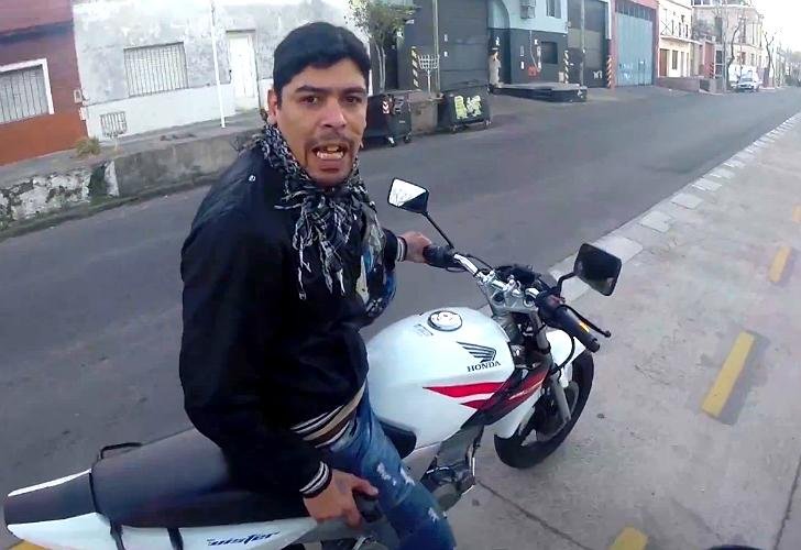El motochorro que atacó en la misma zona y la cámara de un canadiense lo hizo “famoso”