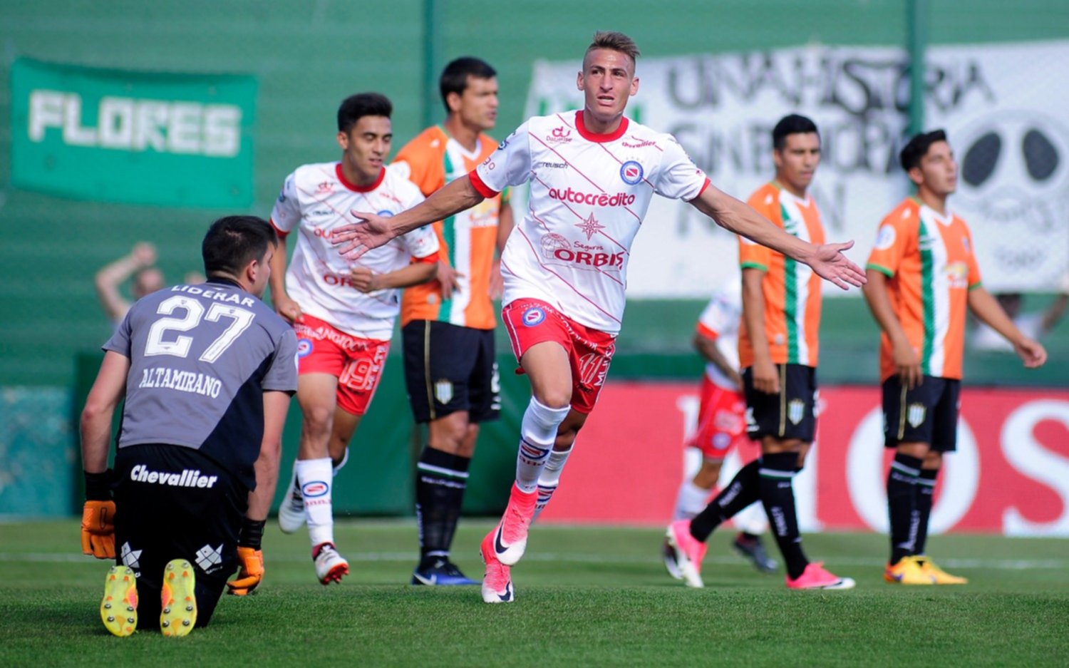 En partido cargado de goles, Argentinos derrotó a Banfield como visitante