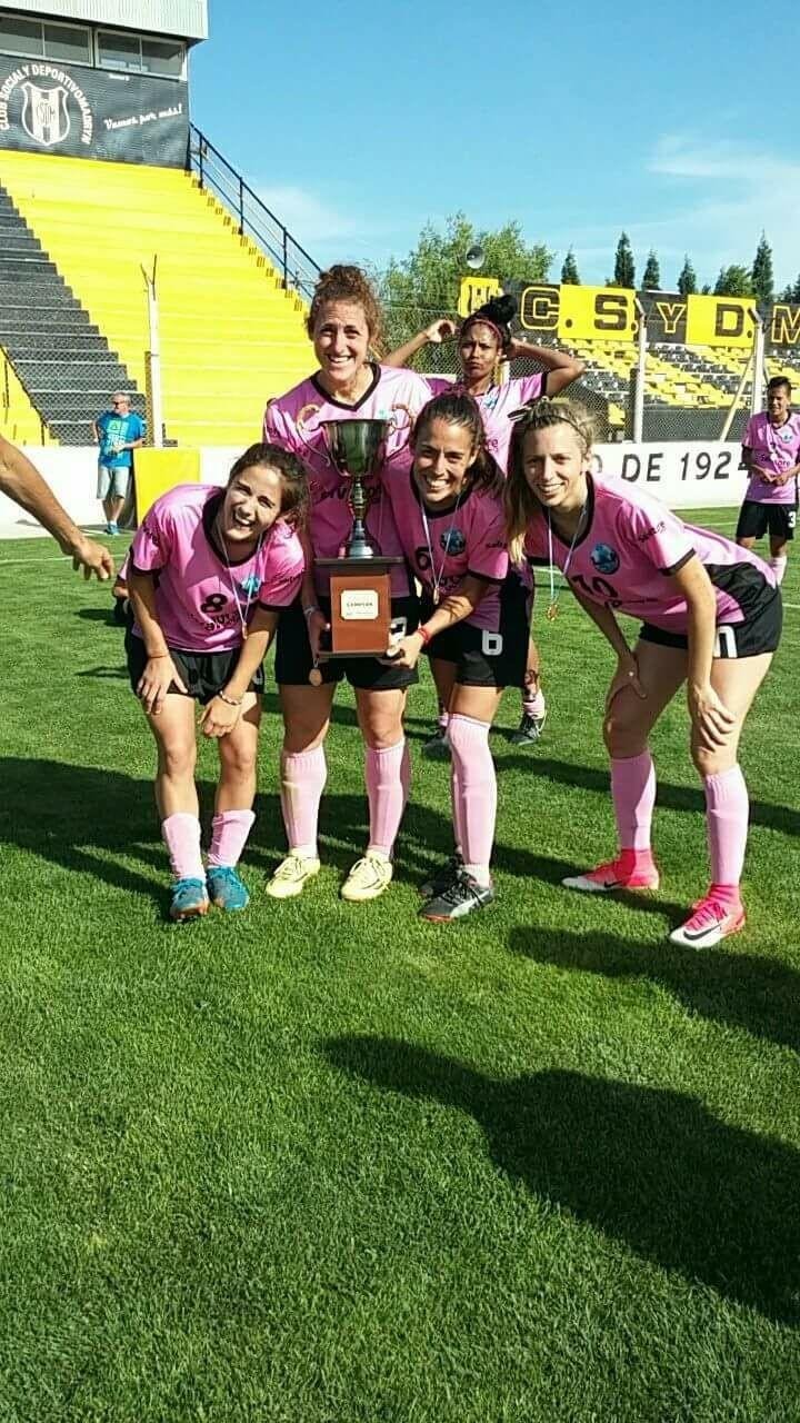 Las Bonitas, flamantes campeonas nacionales, dieron la vuelta olímpica