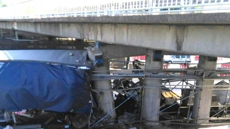 Un muerto al estrellarse un camión contra un puente en la ruta Panamericana