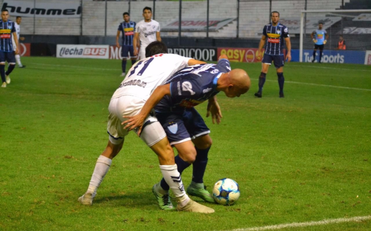 Ni con DT nuevo gana Quilmes 