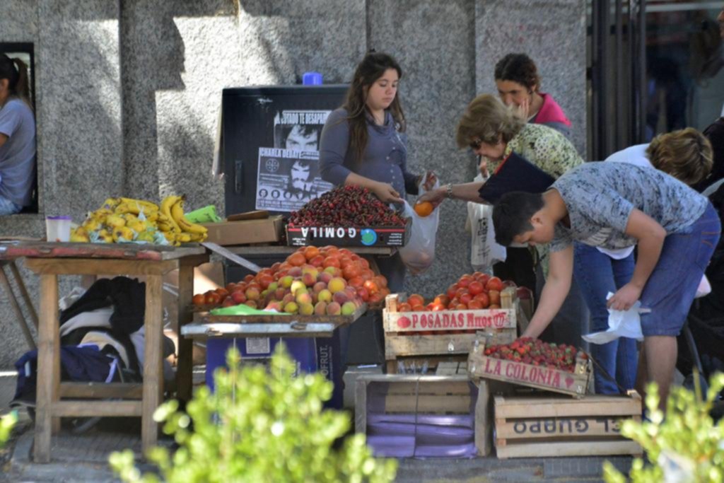Venta ilegal sin límites: en la puerta de ARBA los puestos copan la vereda