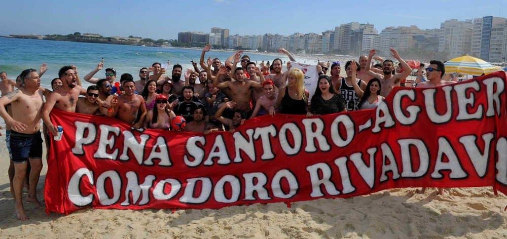 Los hinchas ya copan las playas de Río de Janeiro