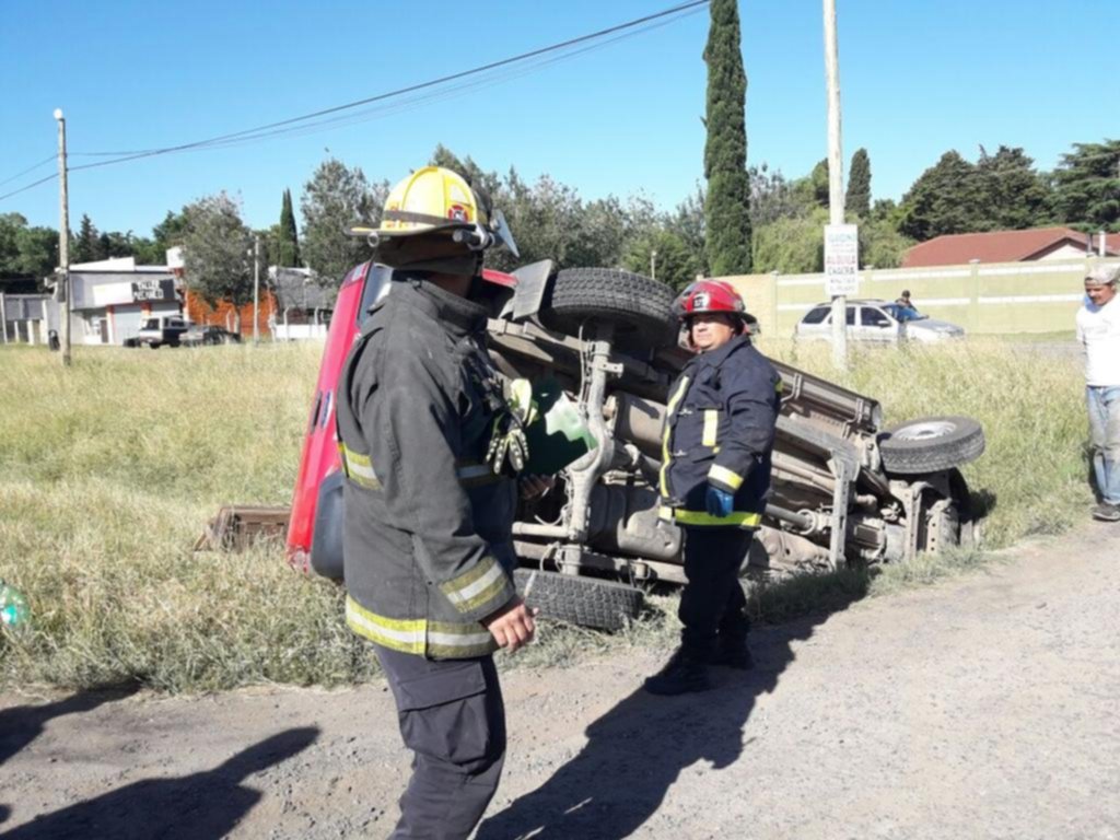 Una persona herida por un espectacular despiste y vuelco en el barrio El Peligro