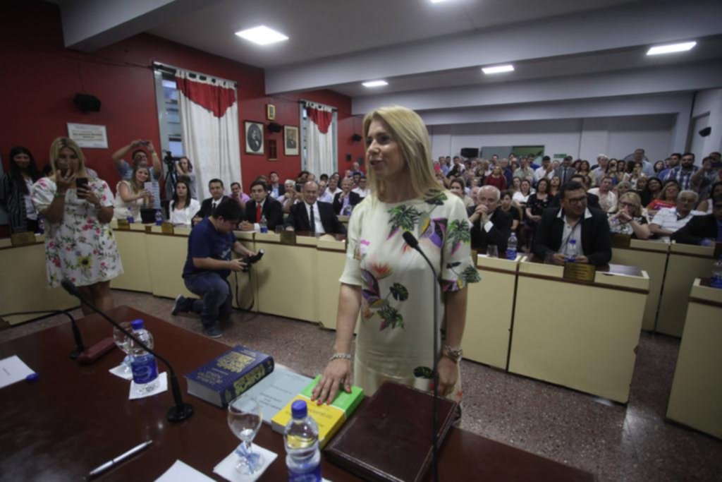 En el Concejo berissense los nuevos ediles juraron en paz, pero con polémica y piropos