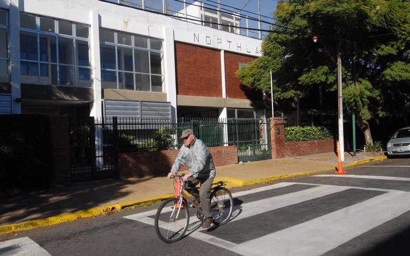 Balearon a un hombre para robarle la camioneta tras dejar a su hijo en el colegio