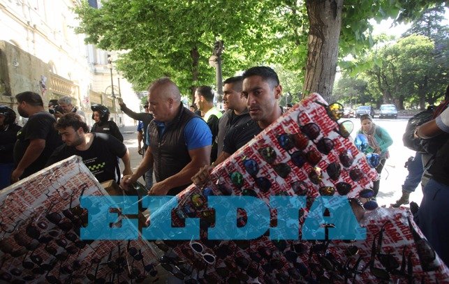 El operativo contra la venta ilegal también abarcó calle 8, 12 y Diagonal 80