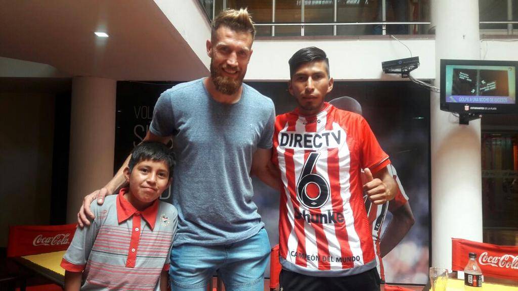 De Tilcara a La Plata empujados por su gran pasión por el Pincha
