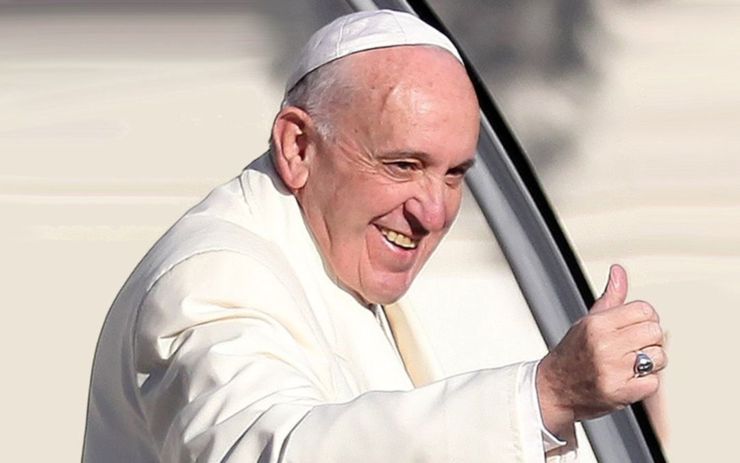 Aclaran que el Papa no envía bendiciones por WhatsApp