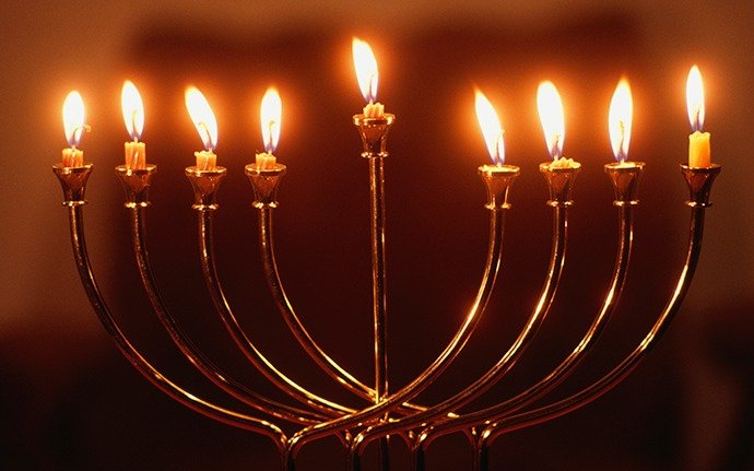 Comenzó la tradicional fiesta judía de las Luminarias con el encendido de la primera vela