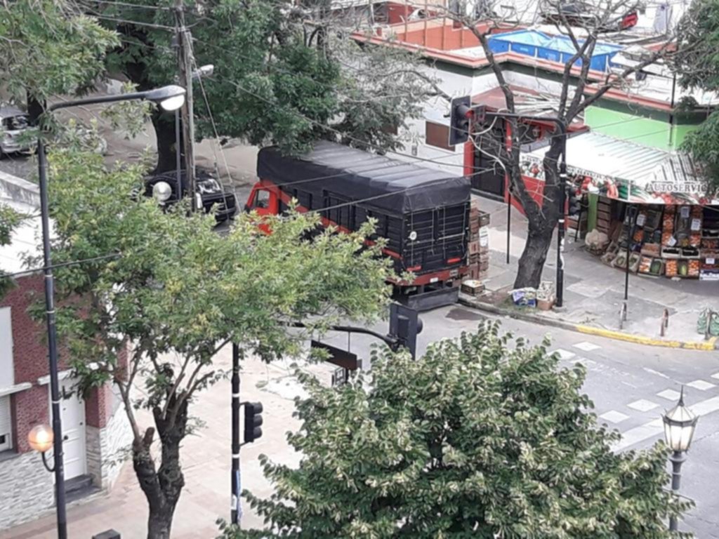 Quejas por luces públicas encendidas en plena tarde