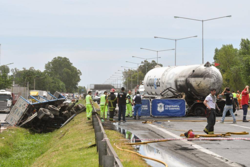 Dos muertos por el choque de un camión con gas butano en la Panamericana