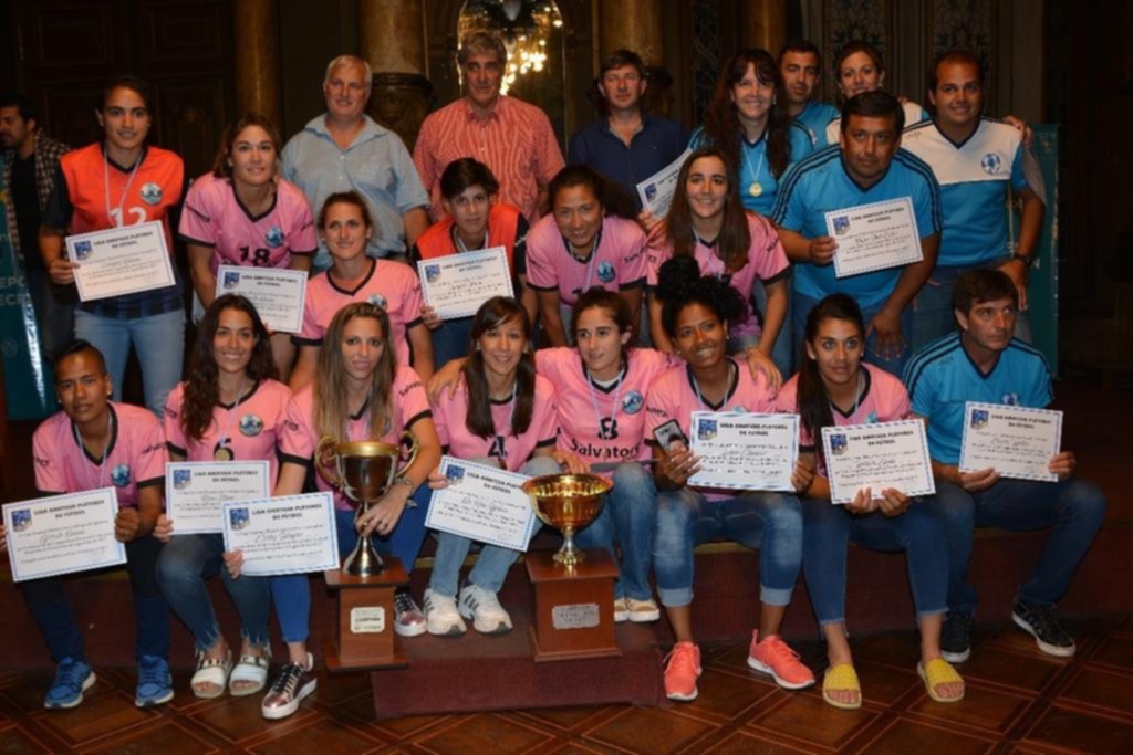 Distinguen a “Las Bonitas”, el equipo femenino campeón del Torneo Nacional 2017
