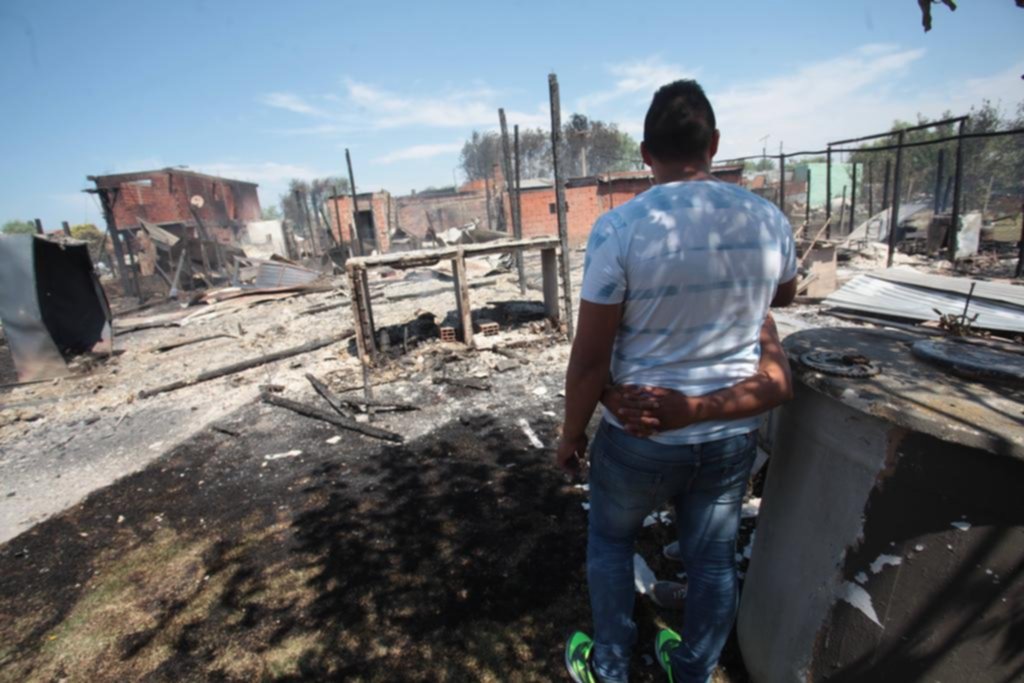 Un incendio consumió doce casas y un sector de Romero se volvió un infierno