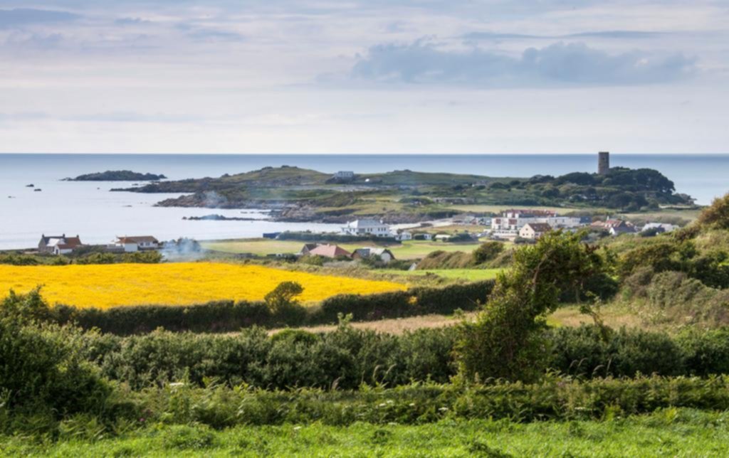 Ni británica ni francesa: Guernsey es una isla peculiar con clima ideal
