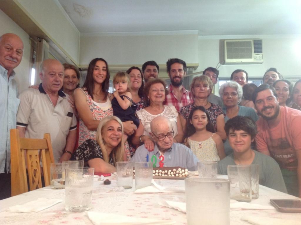Gran festejo en La Loma de los 102 años del vecino Salvador Schillacci
