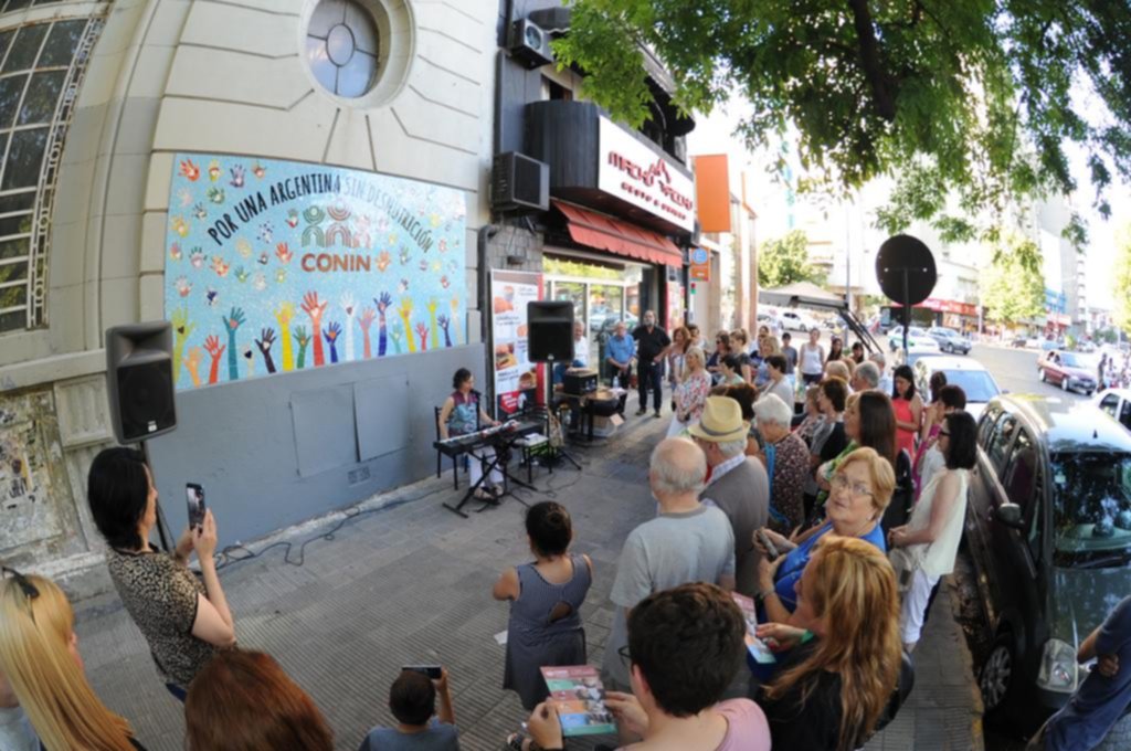 CONIN La Plata inauguró un mural en sede de Aprilp frente a Plaza Italia