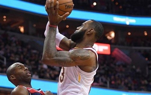 Lebron James reclamó igualdad mediante una particular vestimenta