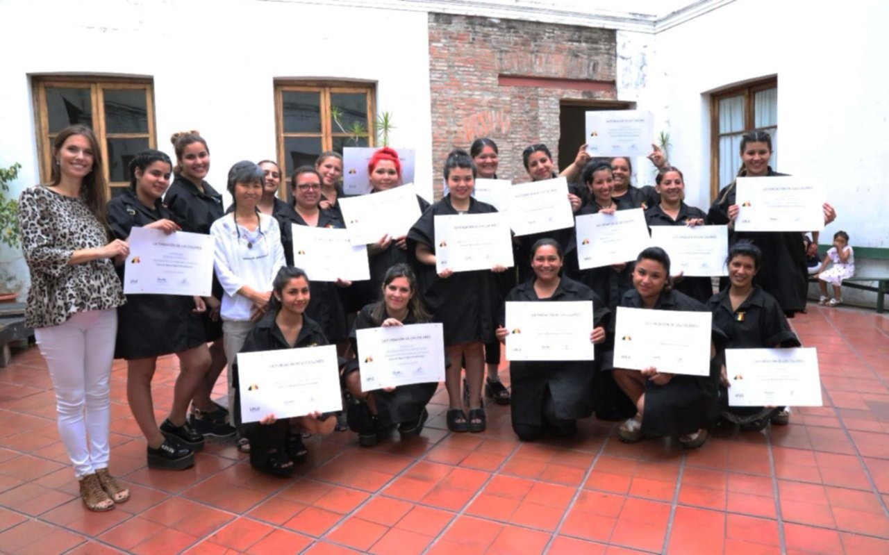 Vecinas de Itatí recibieron su diploma como maquilladoras profesionales