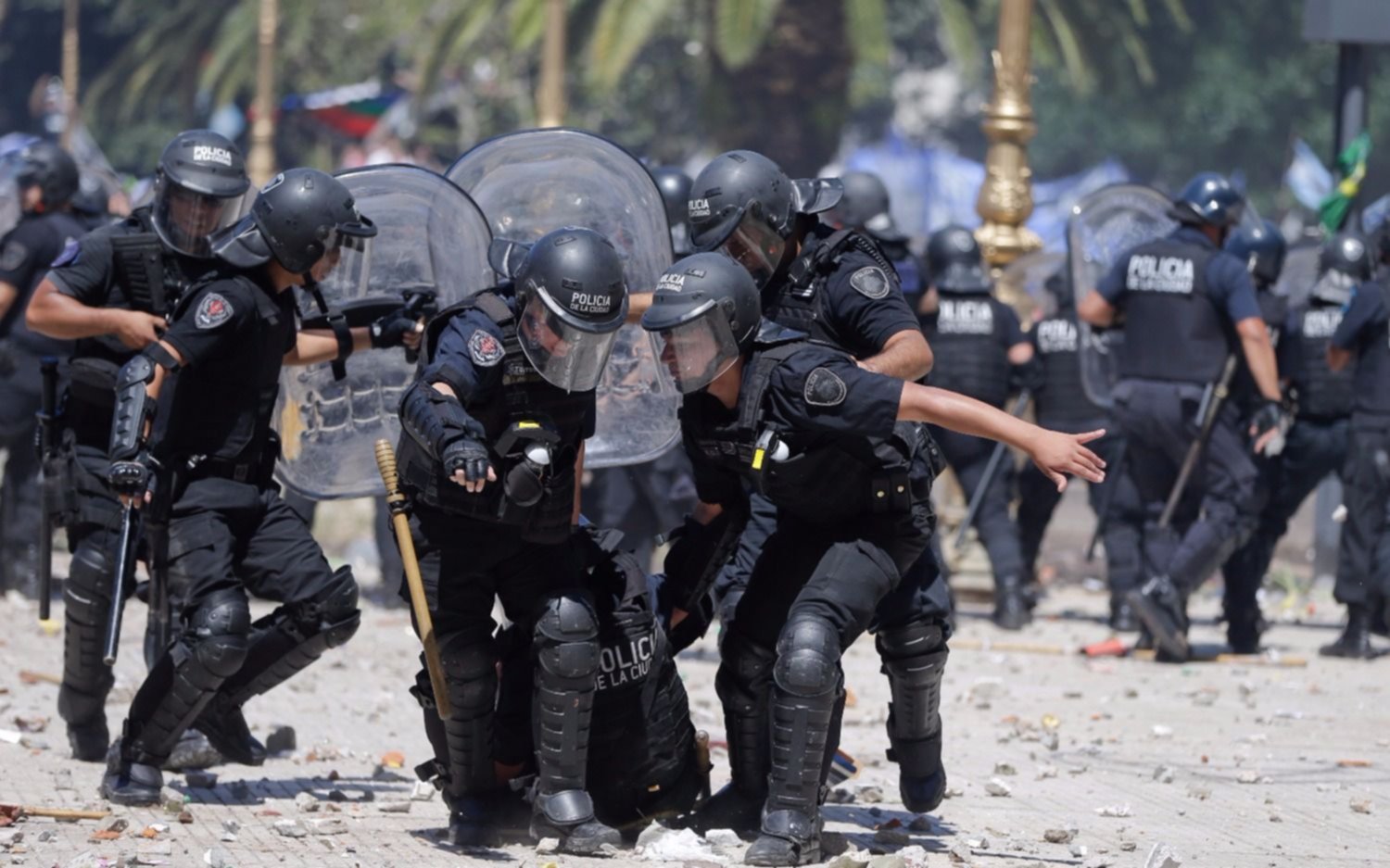 Palos, piedras, manifestantes detenidos y más 40 policías heridos en los incidentes del Congreso