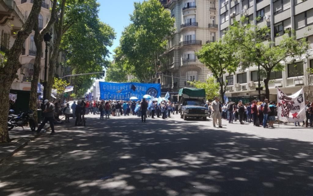 Los manifestantes en la Avenida de Mayo y 9 de Julio fueron desalojados tras enfrentamientos y destrozos