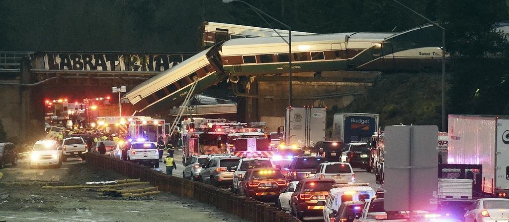 Al menos 6 muertos al descarrilar un tren en EE UU