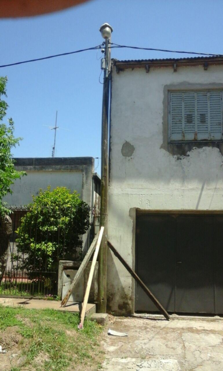 Poste a punto de caer pone en vilo a los vecinos de 67 y 122